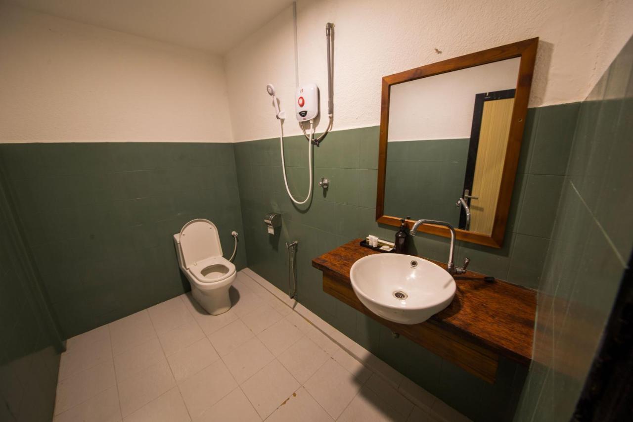 Room V Jalan Sultanah Batu Pahat Bagian luar foto