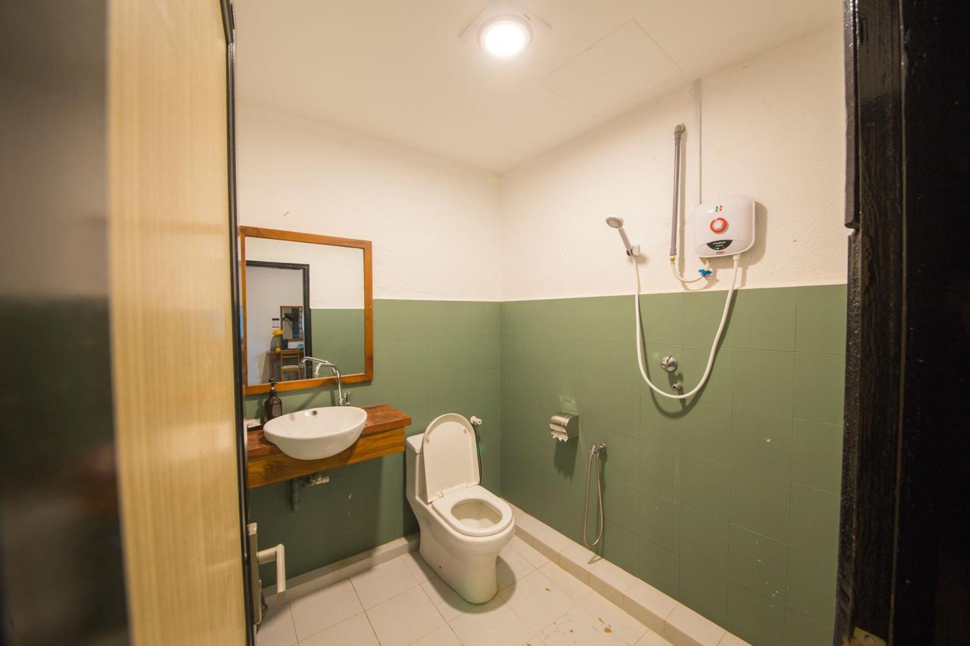 Room V Jalan Sultanah Batu Pahat Bagian luar foto