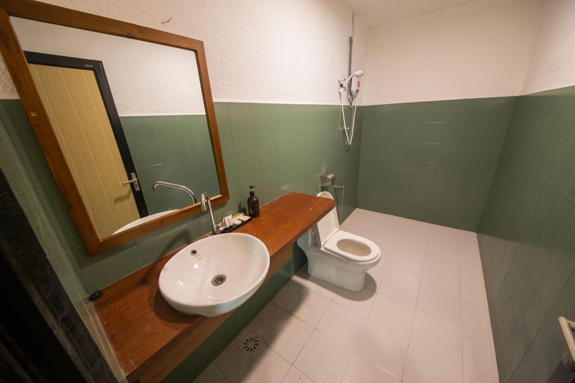 Room V Jalan Sultanah Batu Pahat Bagian luar foto